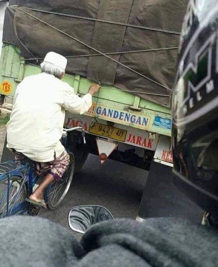 Tingkah Polah Orang di Jalanan Yang Bikin Nggak Fokus Nyetir